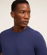 Remera de corte slim con textura acanalada, cuello redondo y mangas cortas. Confeccionada en tejido de algodón, presenta un diseño básico y versátil.