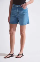 Bermuda de denim rígido celeste, tiro alto y lavado stone wash.