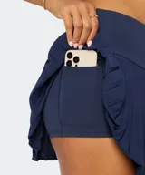 Minifalda plisada azul marino de tiro alto con shorts incorporados y pretina ancha.