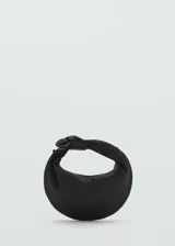 Bolso de mano tipo hobo con diseño de media luna y nudo decorativo en el asa. Confeccionado en tejido satinado, cuenta con cierre de cremallera, forro interior y bolsillo interno.