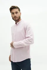 Camisa de lino con cuello mao y fit semi slim.