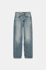 Jeans de tiro alto con cinco bolsillos, trabillas para cinturón y cierre frontal con cremallera y botón metálico. Presenta un lavado desteñido en la zona frontal y un corte recto ligeramente ajustado en los tobillos.