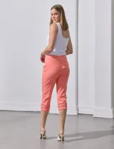 Pantalón capri blanco de gabardina elastizada, marca Ruby Rd. Tiene pretina ancha elastizada, bolsillos simulados en la parte delantera y detalle de puntilla en el ruedo.