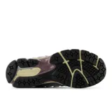 Championes New Balance 1906R, color rosa pálido y plateado, con detalles en crema y suela negra.