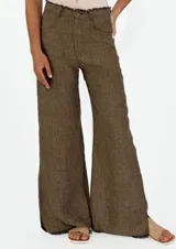 Pantalon de corte recto y pierna ancha, confeccionado en lino color beige. Presenta un diseño de tiro medio con aberturas laterales en el ruedo y detalle de bordes desflecados.