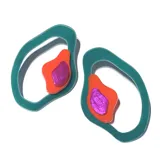 Par de aros colgantes con forma irregular, compuestos por un aro exterior de color verde azulado, una pieza interior de color naranja y una pieza central de color violeta metalizado.