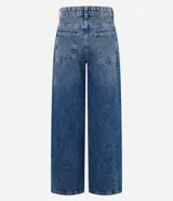 Pantalón wide leg de tiro medio confeccionado en denim de algodón. Presenta un diseño de cintura cruzada con cierre tradicional, trabillas para cinturón y bolsillos funcionales.