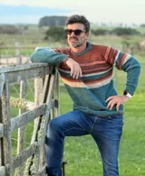 Sweater de punto con diseño de rayas horizontales en tonos tierra, verde y azul. Presenta cuello redondo, mangas largas y puños acanalados.