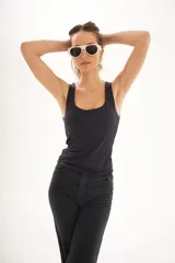 Lentes de sol con montura de acetato color crema y lentes oscuros con protección UV400.