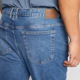 Pantalón de jean slim de tiro medio, color azul, con cinco bolsillos y corte ajustado.