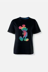 Remera negra de algodón con estampa de Mickey Mouse con efecto tie-dye multicolor.