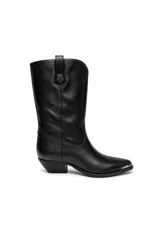 Bota estilo texana de cuero sintético color negro, con taco cubano, puntera fina con detalle metálico plateado y presillas laterales en la caña.