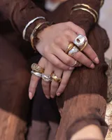 Anillo de plata 925 con diseño irregular y superficie texturizada. Presenta un orificio circular en la parte superior. Talle estándar N 15 (17 a 18 mm de diámetro).