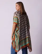 Kimono largo de satén con estampado de arabescos en tonos beige, marrón, verde y naranja.