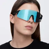 Gafas de sol Dua con diseño ciclista, estructura sin montura y lentes reflectantes celestes. Montura negra.