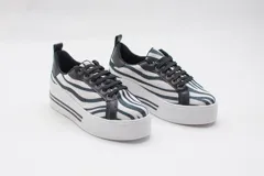 Championes marrones de eco-cuero con plataforma blanca con dos líneas negras horizontales.