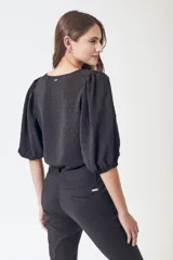 Pantalón negro de vestir, de corte recto y tiro medio.