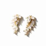 Par de aros dorados con diseño de hojita formada por cristales claros.