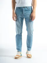 Jean celeste de corte slim fit, con bolsillos delanteros y traseros.