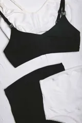 Pack de maternidad compuesto por dos soutienes de lactancia con broches frontales y dos bombachas de tiro alto con faja de sujeción. Confeccionados en algodón suave, diseñados para adaptarse a los cambios del cuerpo durante y después del embarazo.