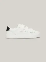 Zapatillas blancas de cuero con puntera redonda, suela cupsole y cierre con tres tiras de velcro.