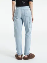 Pantalón de jean negro de corte recto, tiro alto y ruedo doblado.