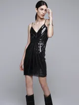 Vestido corto negro con lentejuelas, escote en V y breteles finos.