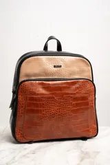 Mochila midi negra con detalles en color ladrillo y beige con textura símil piel de cocodrilo.