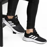 Championes de running adidas modelo Show The Way 2.0, color negro con las tres tiras características en blanco y suela de amortiguación blanca.