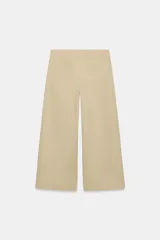 Pantalón culotte de tiro alto en color verde militar. Presenta bolsillos frontales de plastrón con solapa, cierre frontal con cremallera y botón, y diseño de pierna ancha con dobladillo marcado.
