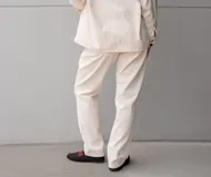 Pantalón de jean color crudo, de corte recto, con detalle de piedras de colores en los bolsillos delanteros y traseros.