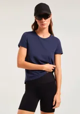 Remera deportiva de manga corta y cuello redondo, color azul marino, diseñada para entrenamiento con protección UV.