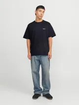 Remera de algodón con calce holgado, cuello redondo y mangas cortas. Presenta un pequeño logo estampado en el pecho y una estampa grande en la espalda con impresión de goma suave al tacto.
