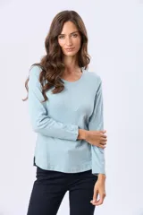 Remera de manga larga con cuello redondo, confeccionada en tejido de algodón suave con caída ligera y corte clásico.