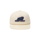 Gorra Eme Studios modelo Moove Off Sand, de color beige con visera plana y bordado frontal en azul marino con el logo de la marca.