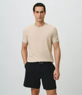 Remera de manga corta y cuello redondo Marfinno, confeccionada en tejido texturizado de mezcla de algodón y poliéster.