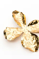 Aros caravanas dorados con diseño de flor de pétalos anchos y textura martillada.