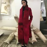 Tapado rojo de lana merino afieltrada, con cuello plisado y guarda tejida en el cuello y ruedo.