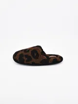 Pantuflas cerradas con estampado animal print tipo leopardo en tonos marrones y negros, con suela acolchada.