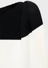 Vestido corto sin mangas con cuello barco y diseño recto, estampado a rayas horizontales en blanco y negro.