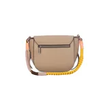Cartera tipo bandolera negra de formato compacto, con solapa frontal, líneas curvas y correa de hombro tejida multicolor en tonos turquesa y fucsia.