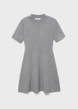 Vestido corto gris de tejido de punto fino, con cuello perkins y mangas cortas. Presenta un diseño evasé y sin cierre.