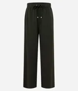 Pantalón de corte recto y calce suelto, confeccionado en tejido de viscosa, poliéster y elastano. Presenta cintura elástica con cordón ajustable con punteras metálicas, recortes frontales y bolsillos traseros.