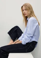 Jeans culotte de tiro alto en color azul oscuro, con diseño de pernera ancha, bajo deshilachado, cierre de cremallera y botón, y bolsillos traseros.