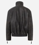 Campera de cuero sintético marrón con efecto desteñido, cuello alto y solapa de piel sintética desmontable. Cuenta con cierre frontal, bolsillos delanteros con solapa y elástico en el ruedo.