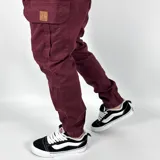 Pantalón cargo color bordó de gabardina con puño en los tobillos y bolsillos laterales.