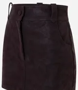 Short pollera de gamuza sintética color marrón, con cintura estructurada, botón forrado y bolsillos delanteros funcionales.