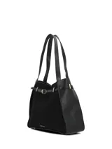 Cartera tipo tote bag Hush Puppies modelo Ludlow Bag, de color negro, confeccionada en cuero sintético y gamuza. Presenta un diseño estructurado con doble asa de hombro y un cinto decorativo delgado con hebilla metálica dorada en la parte frontal. Cuenta con el logotipo de la marca impreso en la base.