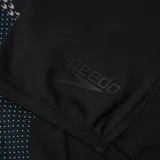 Calza de natación Speedo negra con paneles laterales estampados en celeste y gris.