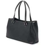 Cartera tipo tote de cuero sintético negro con doble asa de hombro, costuras en contraste y una cadena decorativa frontal con los dijes que forman la marca. Cuenta con logo impreso en la parte inferior.